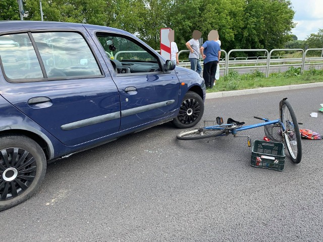 Mężczyzna przejeżdżający na rowerze po przejściu dla pieszych został potrącony. Do zdarzenia doszło na ul. Gnieźnieńskiej w Koszalinie. Do zdarzenia doszło na ul. Gnieźnieńskiej w Koszalinie, na wyjeździe na Poznań. Rowerzysta jechał po pasach (a powinien rower przeprowadzić) i wjechał wprost na jadący tamtędy samochód renault megane. Rowerzysta na szczęście nie odniósł większych obrażeń. Sprawa zakończyła się mandatem dla niego. Zobacz także Pokaz ratownictwa na terenie Wodnej Doliny w Koszalinie