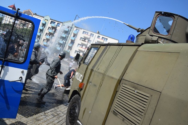 Starcia milicji z demonstrantami odtwarzały 82 osoby.