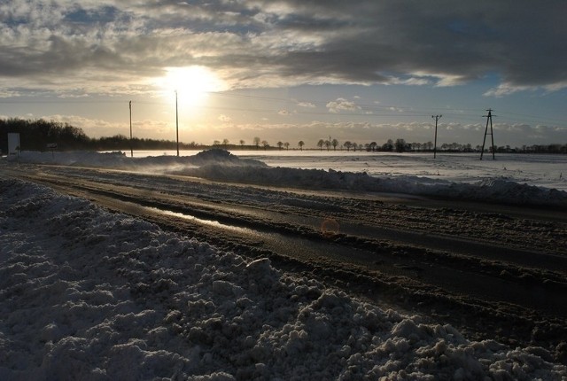 Sytuacja na wielkopolskich drogach opanowana, odblokowane krajowa 11 i 15, drogi na północy regionu śliskie i zaśnieżone, tysiące osób bez prądu