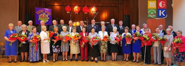 Pamiątkowe zdjęcie jubilatów z burmistrzem, przewodniczącym rady i szefową Urzędu Stanu Cywilnego