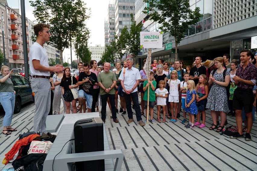 Na całym świecie organizowane są marsze, zbiórki, pisane...