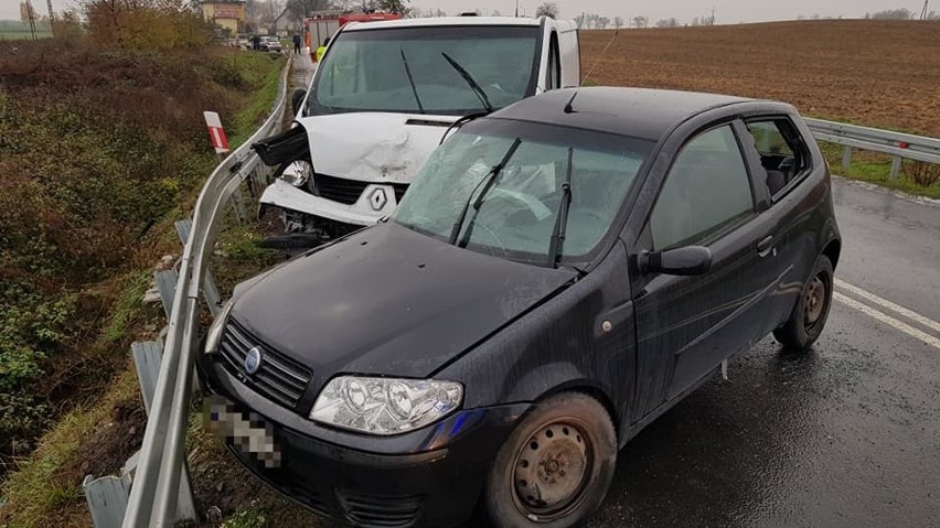 Bus staranował fiata. Kierująca nieprzytomna [ZDJĘCIA]