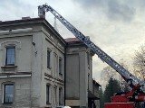 Pożar dawnej szkoły w Jaworzu. Czy to było podpalenie? Strażacy musieli użyć wysięgnika