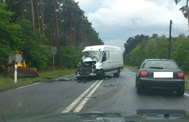 Do wypadku doszło na trasie między Nowogrodem Bobrzańskim, a Zieloną Górą. W jego wyniku poważnie rozbite zostało auto dostawcze.