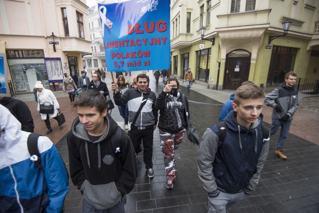 Marsz Białej Wstążki, który odbył się w Toruniu w grudniu 2015 roku, poświęcony był właśnie alimentacyjnym długom. Problem narasta z roku na rok