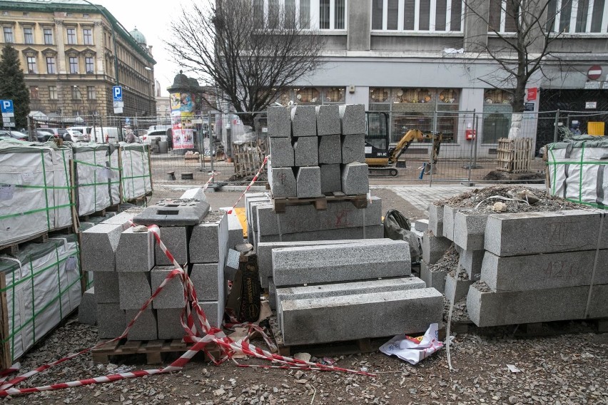 Kraków. Za kilka miesięcy zakończy się przebudowa ul. Rynek Kleparski. Mieszkańcy uważają, że prace odbywają się w żółwim tempie [ZDJĘCIA]