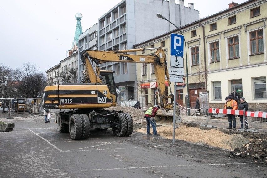 Kraków. Za kilka miesięcy zakończy się przebudowa ul. Rynek Kleparski. Mieszkańcy uważają, że prace odbywają się w żółwim tempie [ZDJĘCIA]
