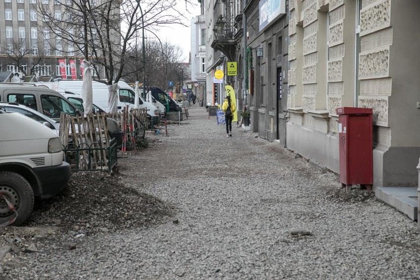 Kraków. Za kilka miesięcy zakończy się przebudowa ul. Rynek Kleparski. Mieszkańcy uważają, że prace odbywają się w żółwim tempie [ZDJĘCIA]