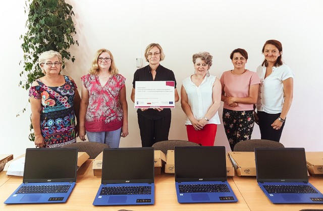 Wójt Łubnic - Anna Grajko (w środku) przekazała laptopy na ręce dyrektorów szkół z gminy.
