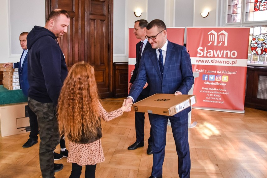 Dzieci z rodzin popegeerowskich w Sławnie dostały nowe laptopy [zdjęcia]