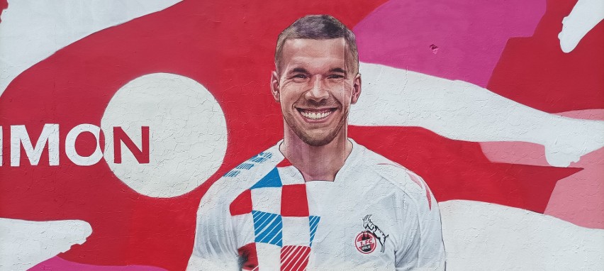 Mural z Lukasem Podolskim widnieje przy ulicy Gdańskiej w...