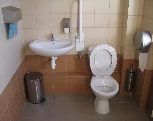 Toalety remontowano pod kątem osób niepełnosprawnych.