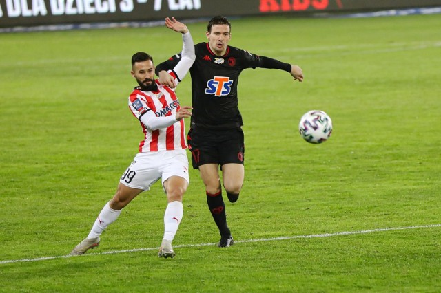 Tomas Vestenicky (z lewej) z Cracovii w meczu z Jagiellonią Białystok