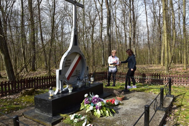 W lesie, w Górach Wysokich w gminie Dwikozy upamiętnią 3 maja ludzi zamordowanych przez Niemców.