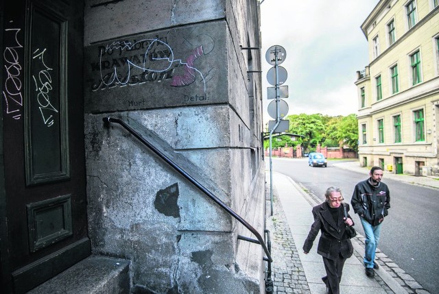 Wandal zniszczył drzwi kamienicy na ul. św. Jakuba oraz starą - przedwojenną reklamę, którą niedawno odnowiono.