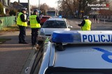 Wypadek w Dąbrowie Górniczej Łośniu. Samochód potrącił babcię z wnukiem na pasach przed szkołą. 3-latek trafił do szpitala WIDEO + ZDJĘCIA