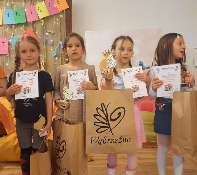 Podczas Wojewódzkiego Przeglądu Piosenki Przedszkolnej "Uśmiechnięte nutki" w Wąbrzeźnie wystąpiło prawie czterdzieścioro maluchów