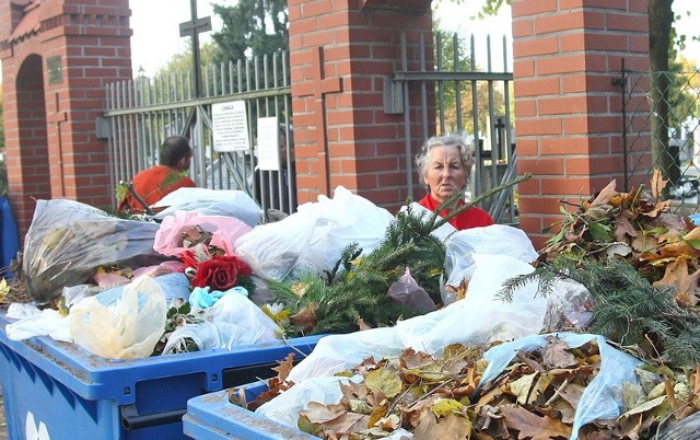 Teraz wszystkie śmieci z cmentarza zostały uprzątnięte, pojemniki opróżnione, jedynie przed bramą te kontenery czekały na odbiór.