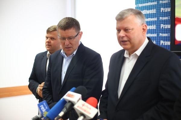 Zbigniew Kuźmiuk (w środku) w towarzystwie senatora...