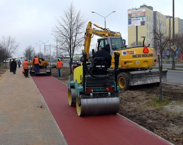 Pracownicy z radomskiej firmy Zyko-Dróg kładli w piątek nawierzchnię na ścieżce rowerowej po południowej stronie alei Grzecznarowskiego.