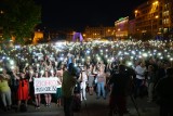 Poznań: Łańcuch Światła na placu Wolności. Protestujący domagają się dymisji ministra Zbigniewa Ziobry [ZDJĘCIA, WIDEO]