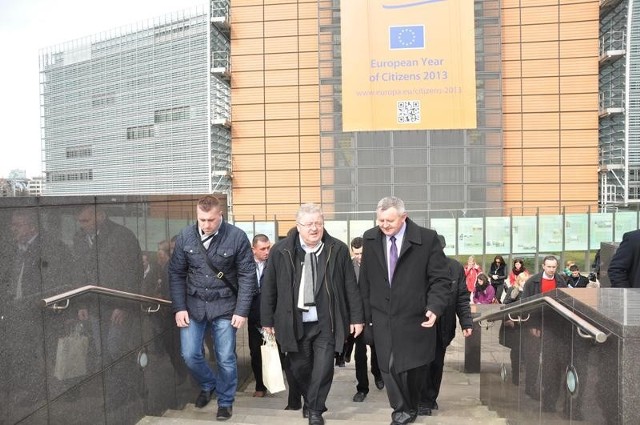 Eurodeputowany Czesław Siekierski (w środku) oprowadzał gości, tu przed siedzibą Parlamentu Europejskiego. Z prawej Wiesław Mazur, świętokrzyski Rolnik Roku 2012, z lewej jego zięć Łukasz Prysak.