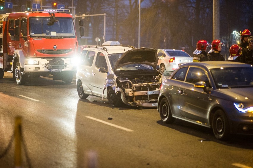 Siedem rozbitych samochodów i zablokowany wiadukt w Lesznie...