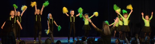Zespół „Green dance” z Publicznego Przedszkola numer 24 żywiołowo zatańczył do wiązanki przebojów z filmu „Grease”.