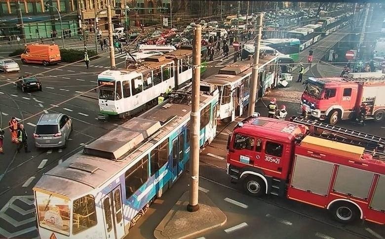 Na Bramie Portowej czołowo zderzył się autobus z tramwajem....