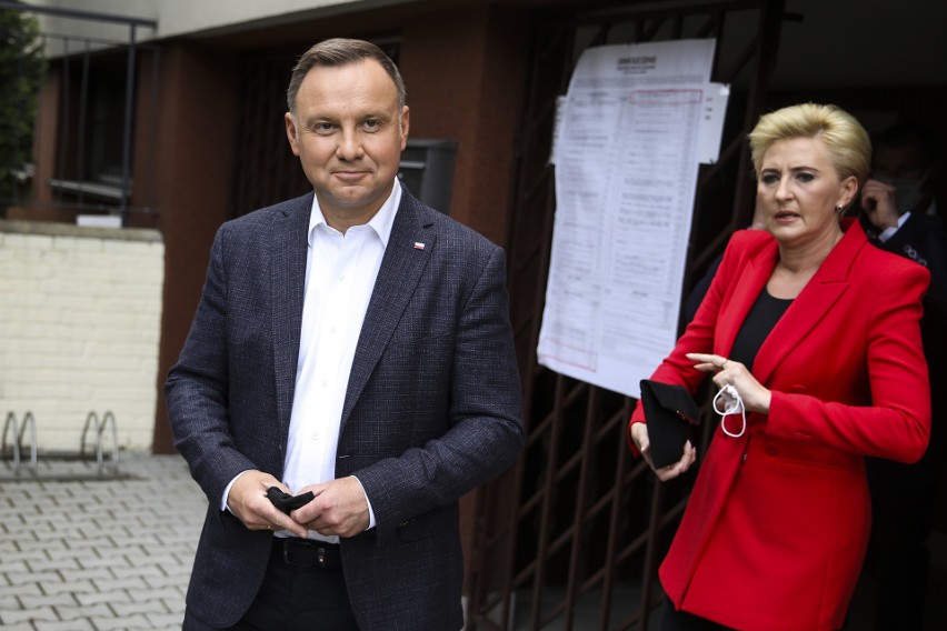Wybory prezydenckie 2020. Andrzej Duda z żoną zagłosował w Krakowie [ZDJĘCIA]