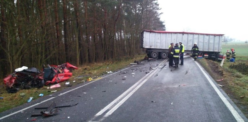 Opel zderzył się z ciężarówką. Kierowca zginął. Jego żona i córka walczą o życie (ZDJĘCIA)