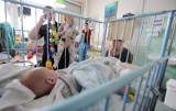 Rząd chce ułatwić życie rodzicom chorych dzieci, którzy czuwają w szpitalu przy ich łóżkach