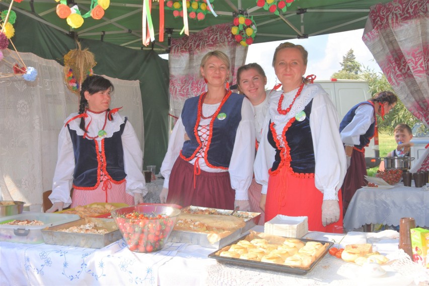 Zabawa trwała do nocy przy świetlicy w Szaradowie. Trudno...