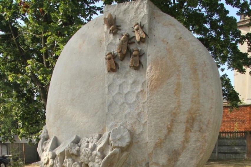 Pomnik pszczoły to pomysł Tadeusza Kędrackiego.