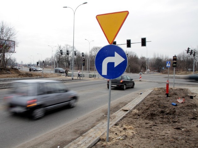 Kierowcy wyjeżdżający z ulicy Kalinowskiego w ulicę Wyszyńskiego, którzy chcą skręcić w lewo uważają, że drogowcy powinni usunąć znak zakazu skrętu w lewo.