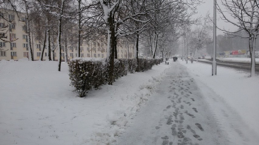 Jastrzębie: Śliska nawierzchnia, miasto zasypane śniegiem