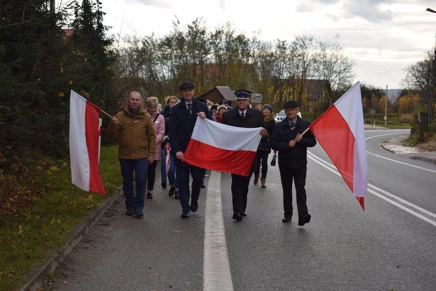 Dzień Niepodległości w gminie Górno. Był wspólny marsz, wykład i pieśniobranie [ZDJĘCIA]