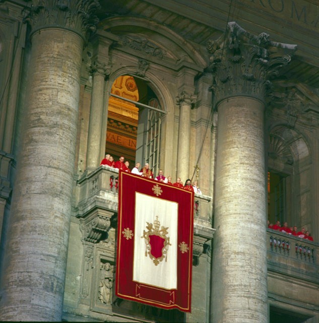 Karol Wojtyła jako Jan Paweł II na balkonie bazyliki św....