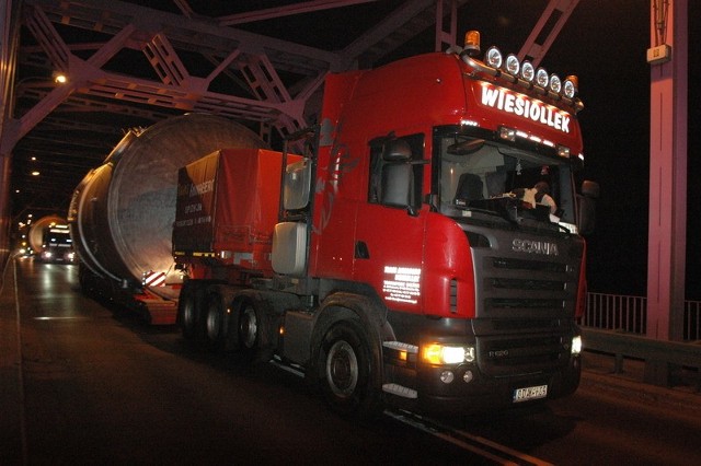 Olbrzymi ładunek na wielkich lawetach z trudem przeciskał się pod konstrukcją mostu na Odrze.