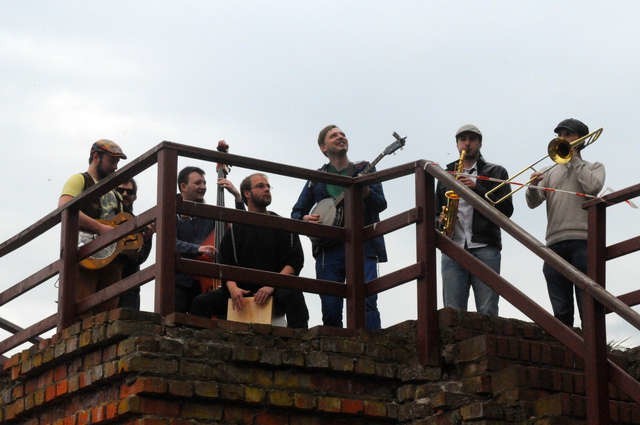 Hejnał z wieży i minikoncert na zamkowej baszcie