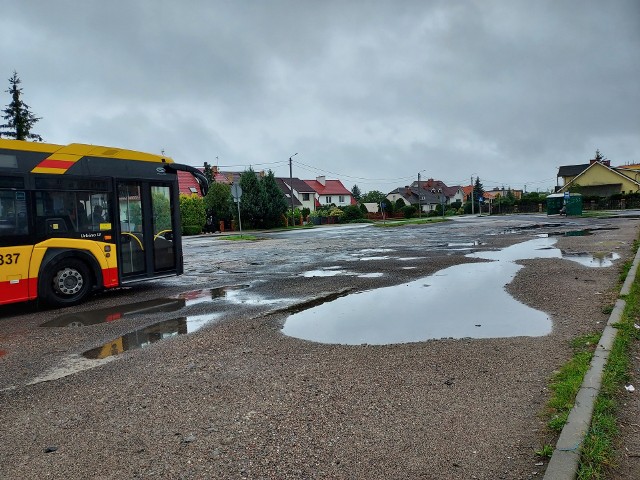 Plac manewrowy przy pętli autobusowej w Mniszku jest w tragicznym stanie. Ma zostać wyremontowany jeszcze w tym roku - zapewniał prezydent podczas sesji w sierpniu...