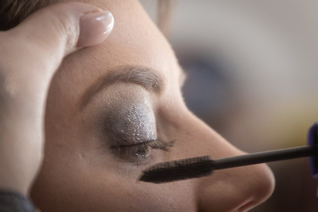 Makijaż może poprawić kobiecy wygląd lub go pogorszyć. Bardzo ważną rolę w ogólnym wizerunku odgrywa make-up oczu. Zobacz, jakich błędów nie popełniać w trakcie tej czynności.