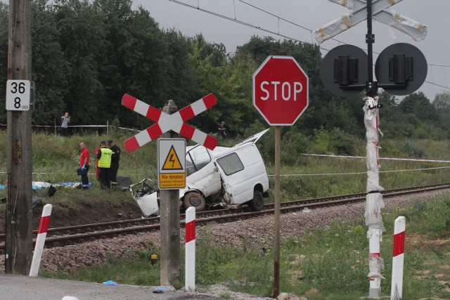 Rok temu w wypadku na przejeździe kolejowym w Bratoszewicach zginęło 9 osób