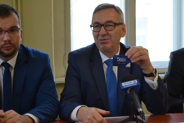 Stanisław Szwed, wiceminister Rodziny, Pracy i Polityki Społecznej podczas poniedziałkowej konferencji w Bielsku-Białej zaznaczył, że program Rodzina 500+ rozpoczął się bez większych komplikacji. Pierwsze wypłaty po 10 kwietnia
