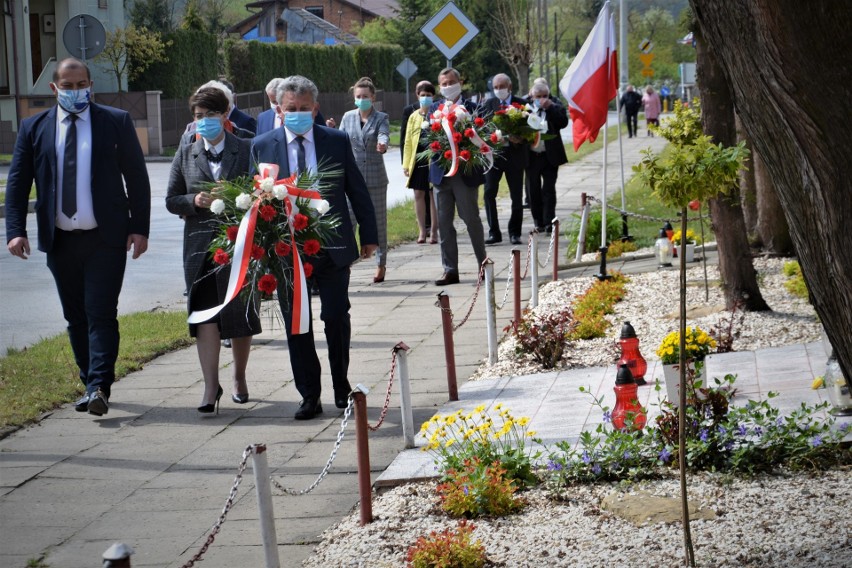 Obchody Święta Konstytucji 3 Maja w Koprzywnicy. Po mszy złożono kwiaty przed Murem Pamięci [ZDJĘCIA]