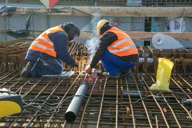 Pensja minimalna na początku 2024 roku urosła o około 18 procent. Tak duża podwyżka ma związek z inflacją, z którą w ostatnim czasie zmagała się Polska. Ile obecnie netto musi płacić pracodawca? Ile wyniesie pensja minimalna od lipca 2024 roku, gdy przeprowadzona zostanie druga podwyżka? Sprawdź ▶▶