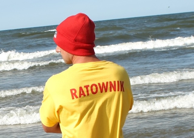 Ratownicy przypominają, że kąpiel dozwolona jest tylko przy białej fladze. Kiedy na plażowych masztach zawiśnie czerwona, nie należy wchodzićdo wody.