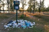 Katowickie stawy Hubertus niczym wysypisko śmieci. Sielski krajobraz tonie w stosach odpadów - zdjęcia