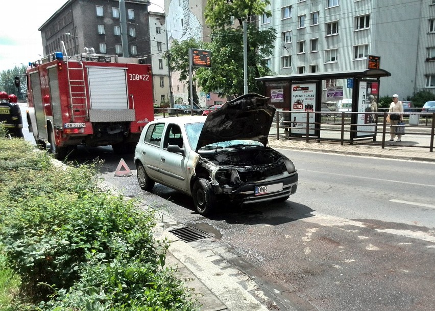 Wrocław: Auto w płomieniach na skrzyżowaniu Pomorskiej i Dubois (FILM, ZDJĘCIA)