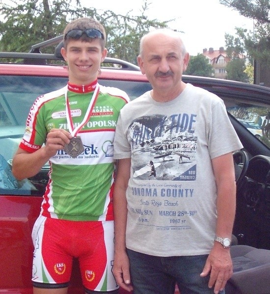 Tobiasz Lis (z lewej) ze srebrnym medalem. Obok jego trener Marian Staniszewski.